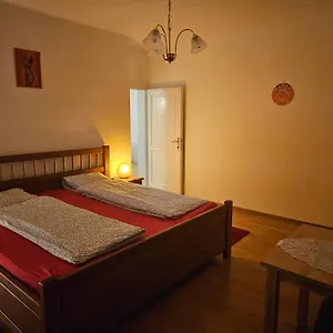 Homestay Laxmi Happy In Historical, Prague